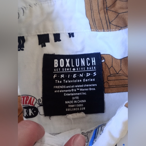 Friends Themed Box Lunch White Short Sleeve Shirt Button Down Size S - Picture 2 of 7